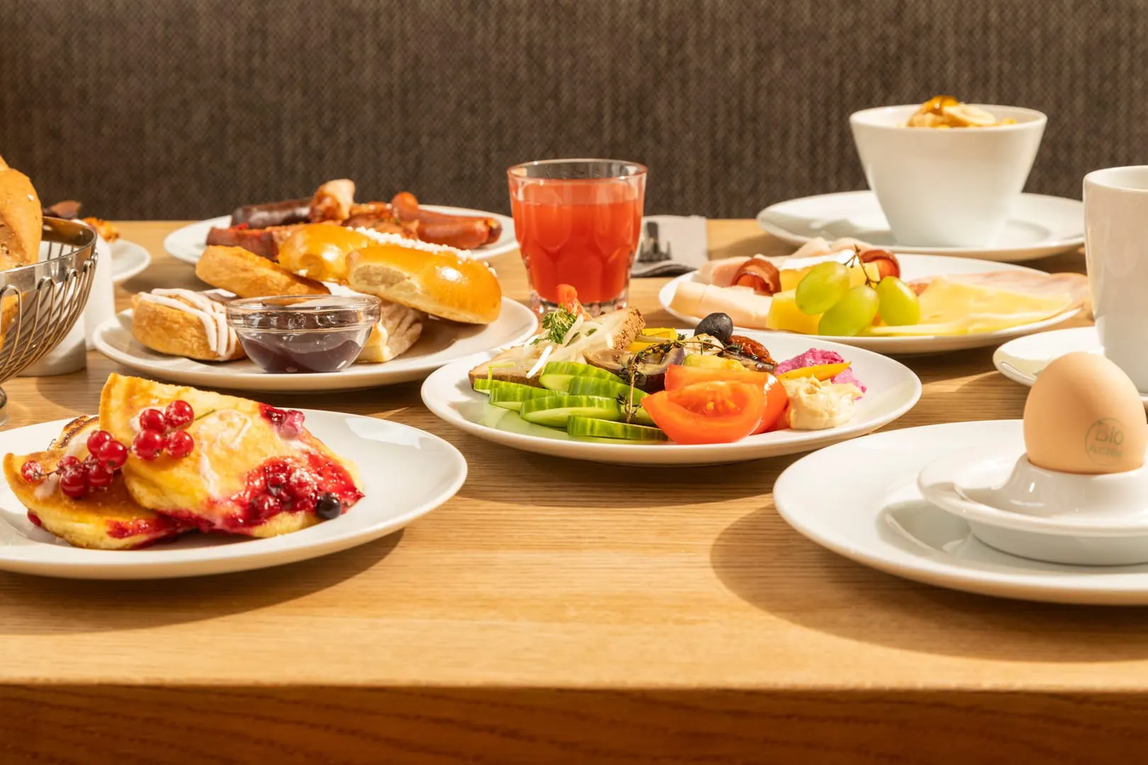 Frühstück im Franny's: Pancakes mit Beeren, Salat, Ei