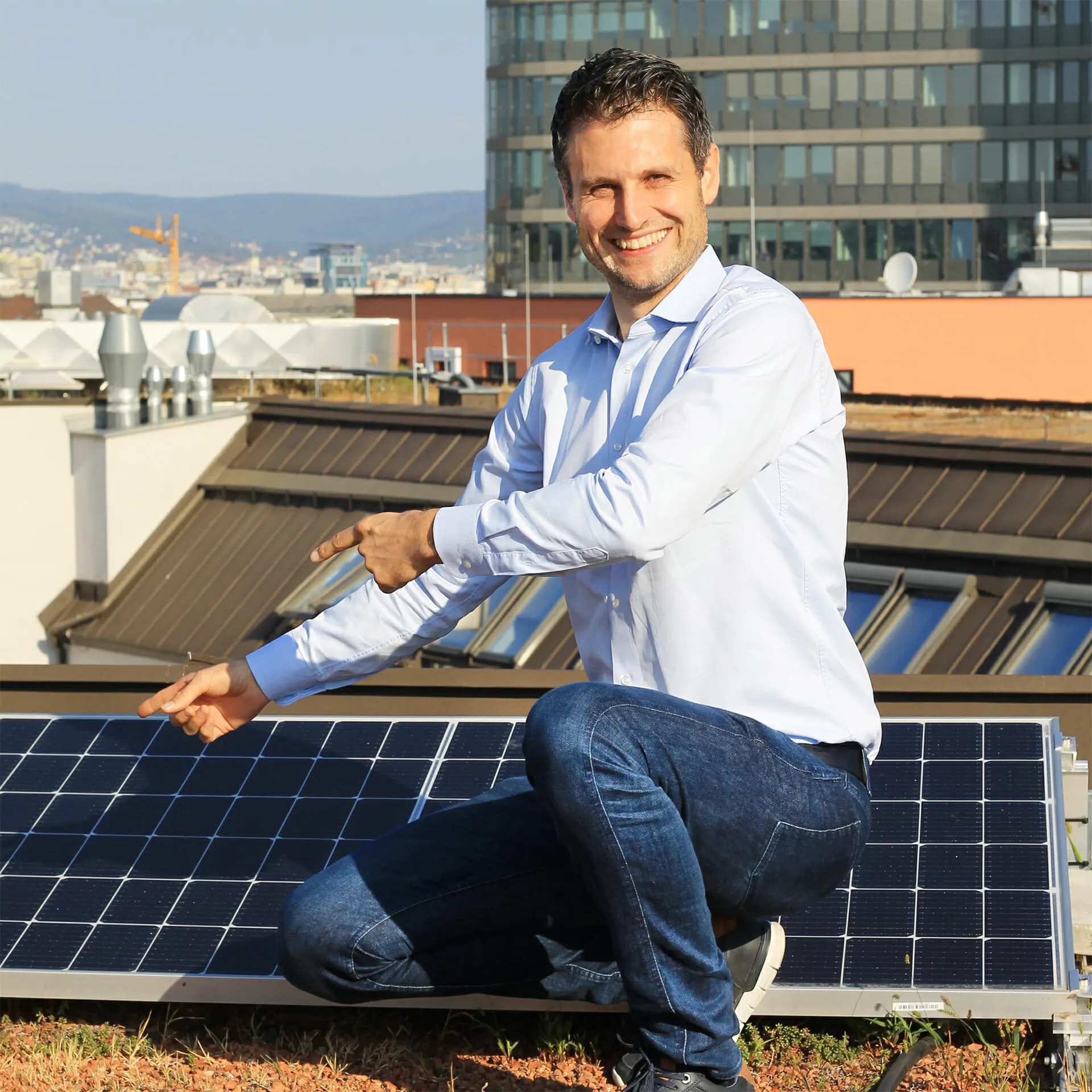 Andreas Purtscher und Photovoltaikanlage am Dach